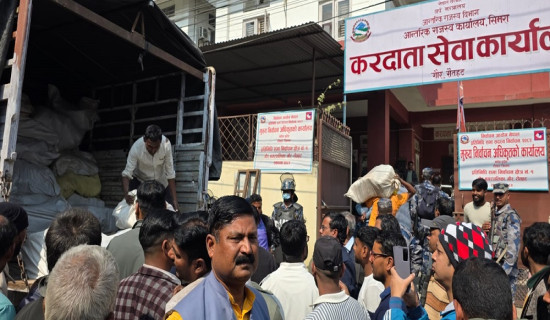 करदाता सेवा कार्यालयको सामान सार्न खोजेपछि व्यापारीको अवरोध