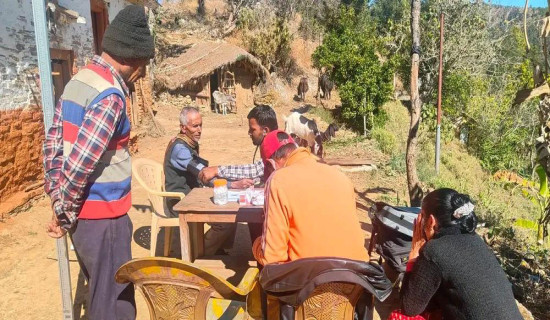 किसानलाई कृषि सिकाउँदै कृषक पाठशाला