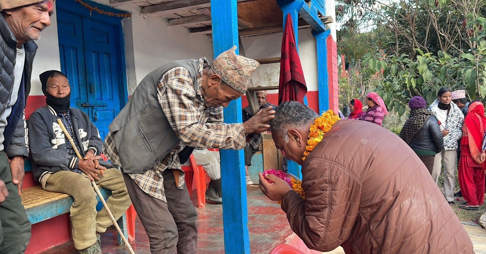 आशीर्वाद लिँदै उम्मेदवार, विकासे प्रतिवद्धता माग्दै मतदाता