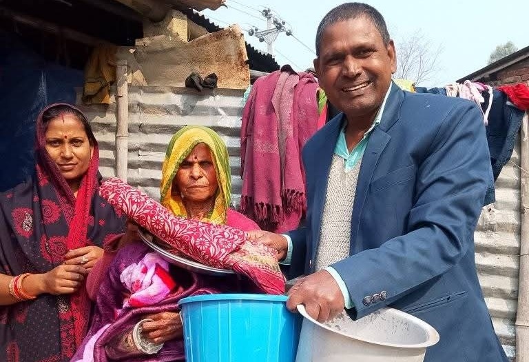 अग्नीपीडित परिवारलाई राहत वितरण