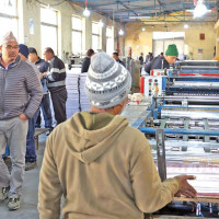 साइरन बजाएर यात्रु ओसार्ने एम्बुलेन्स कारवाहीमा