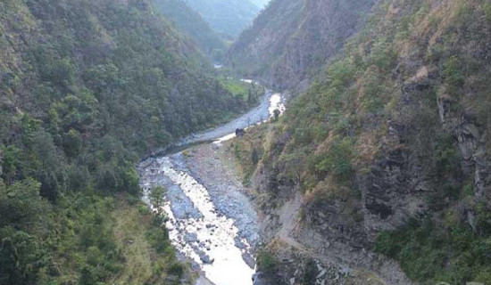 दूरीको दिक्तेल–रेग्मीटार सडक : घर्तीभिरको चट्टान फुटाउन थालियो