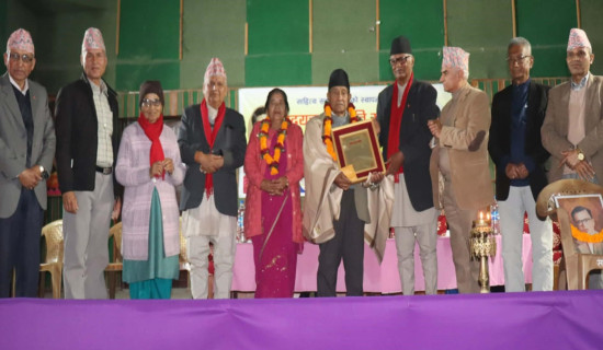 साहित्यकार रामविनयलाई हृदयचन्द्र स्मृति सम्मान