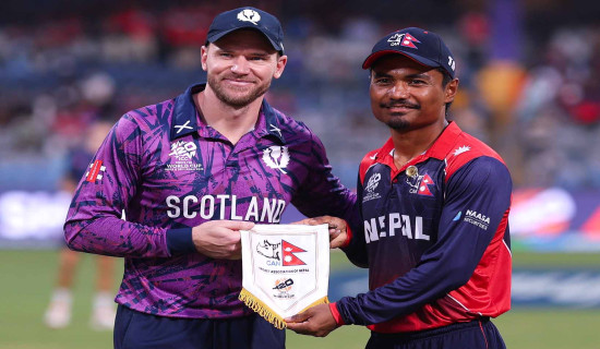 विश्वकपको अन्तिम खेलमा स्कटल्यान्डविरुद्ध सुरुमा फिल्डिङ गर्दै नेपाल