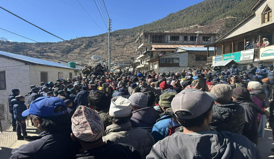 सेवा-सुविधाको विषयलाई लिएर निर्वाचन  प्रहरीको प्रदर्शन