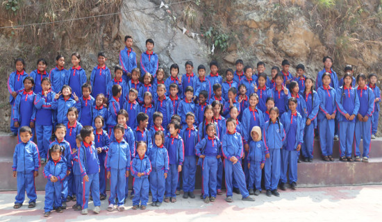 विद्यार्थीलाई पोशाक र सोलार सेट