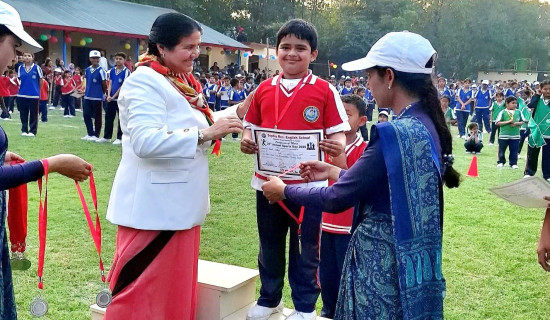 विद्यार्थीलाई पोशाक र सोलार सेट