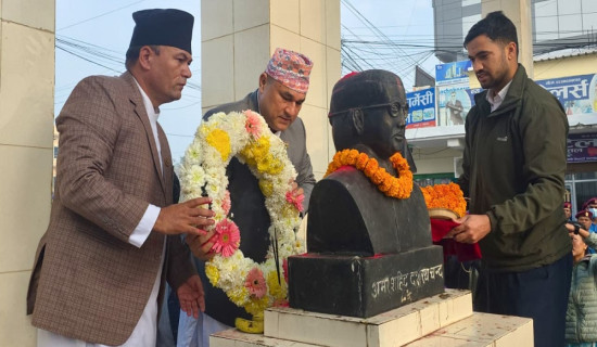 प्रजातन्त्र दिवसमा सहिदका स्मारकमा माल्यार्पण
