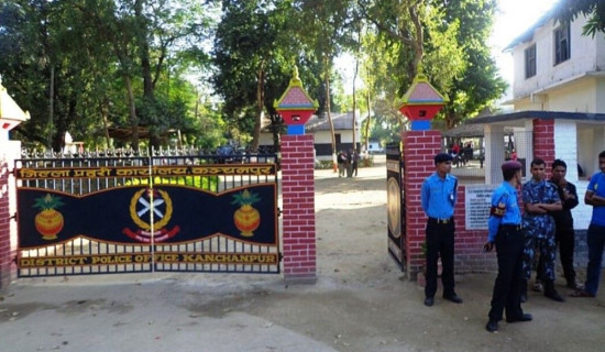 सरकारी विद्यालयमा स्मार्ट बोर्डबाट पठनपाठन