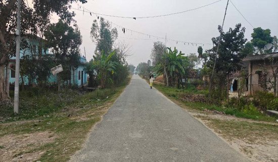 गाउँको समस्या सुनाउन उम्मेदवार पर्खंदै मतदाता