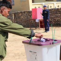 ७० कृतिसहित चिराग-शिवाङ्गिनीको  ‘बिटविन टु वर्ल्ड्स’ प्रदर्शनी सुरु