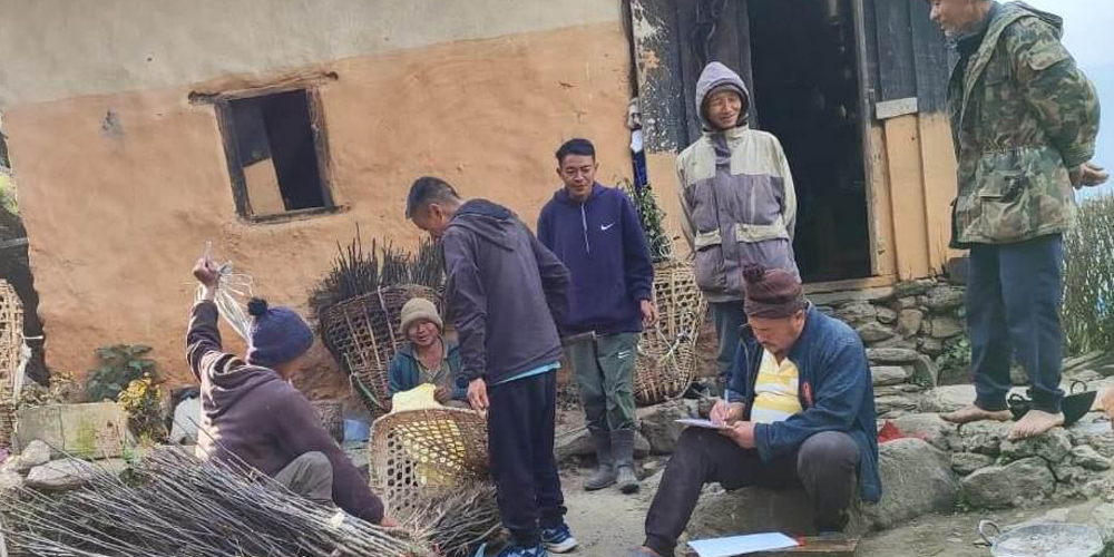 व्यावसायिक स्याउ खेती सुरु गर्दै वैकुण्ठेका किसान