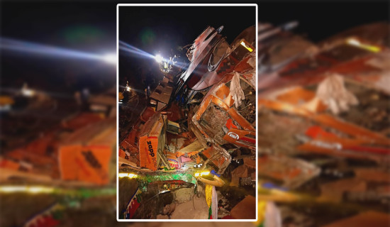 पोखरादेखि ३४ यात्रु लिएर काठमाडौँ जाँदै थियो धादिङमा दुर्घटनामा परेको बस