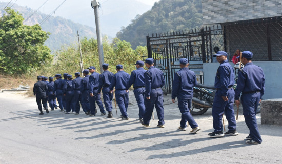 निर्वाचन सुरक्षाका लागि गस्ती गर्दै प्रहरी