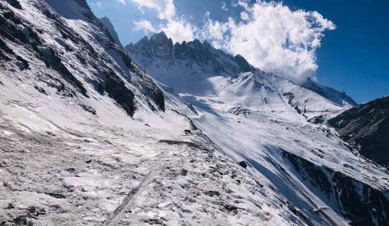 सडकको हिउँ पन्छाएर मतदान केन्द्र यथावत राखिने