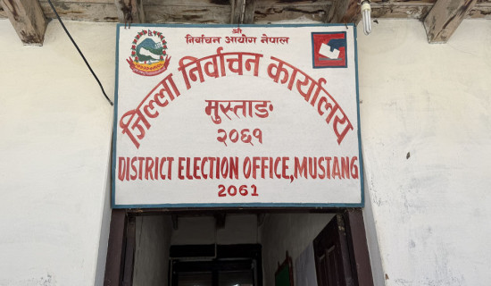 निर्वाचन सुरक्षाका लागि गस्ती गर्दै प्रहरी