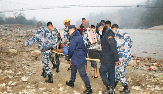 बसभित्र च्यापिएका घाइतेको पाँच घण्टापछि जीवितै उद्धार