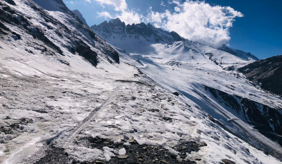 सडकमा जमेको हिउँ पन्छाउन डोजर प्रयोग