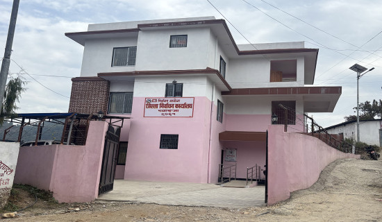 निर्वाचनमा मत माग्दै  खेतबारीमा उम्मेदवार