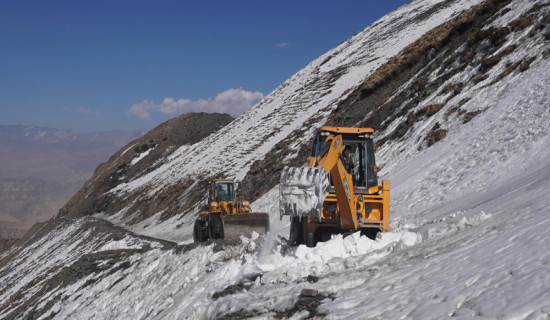 साङ्ता मतदान केन्द्र जाने सडकको हिउँ पन्छाइँदै