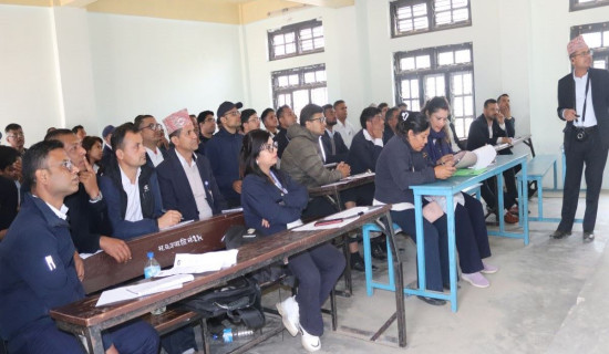 मतदान अधिकृतहरूलाई तालिम