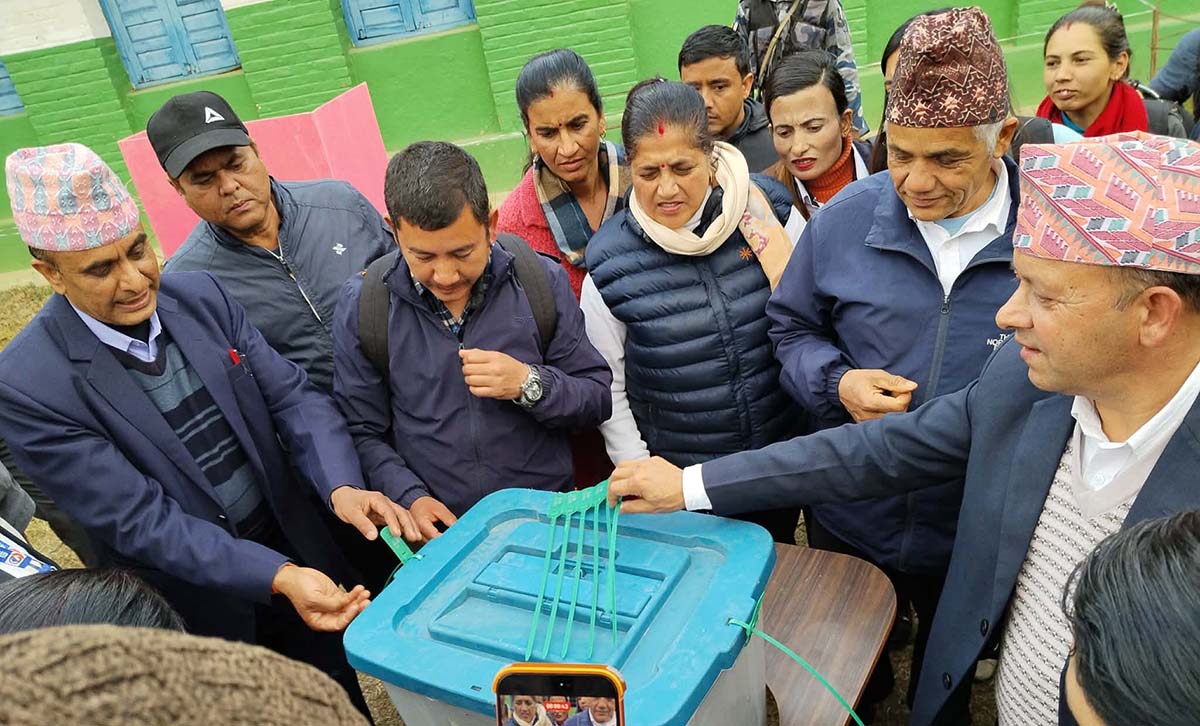 बागलुङमा मतदान अधिकृतलाई तालिम र नमुना मतदान अभ्यास