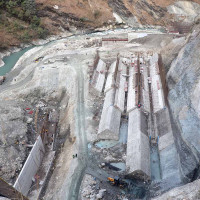 जलविद्युत आयोजनाको निर्माणाधीन बाँध