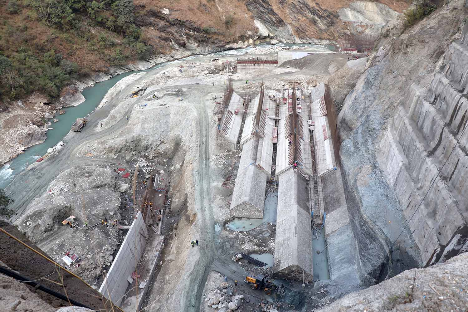 जलविद्युत आयोजनाको निर्माणाधीन बाँध