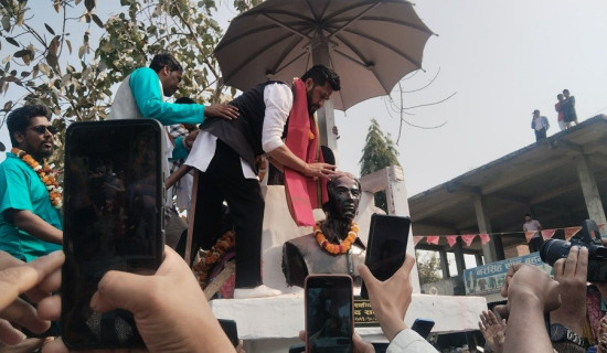 मतदाता रिझाउन सहिद शालिकमा पहिलोपटक माल्यार्पण !