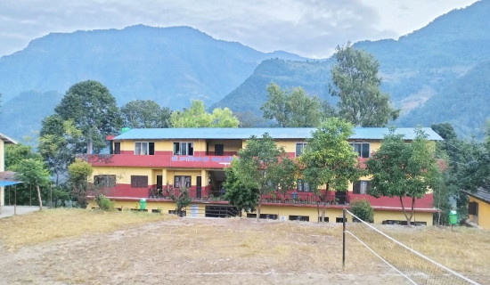 लमजुङका दुई मतदान केन्द्रमा महिला कर्मचारी मात्रै