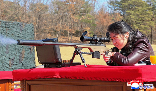 किमद्वारा राइफल उपहार, छोरी फेरि केन्द्रमा