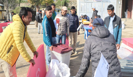 सल्यानमा मतदान केन्द्रका लागि निर्वाचन सामग्री वितरण सुरु