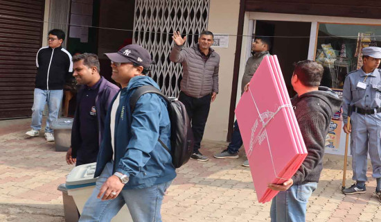 निर्वाचन सामग्रीसहित कार्यस्थल जाँदै कर्मचारी, सोमबारसम्म सबै केन्द्रमा पुग्ने