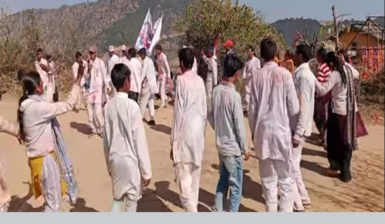 मौलिकता हराउँदै बैतडीमा होलीको रौनक
