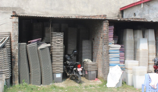 निर्वाचन सामग्री लिएर मतदान केन्द्रमा पुग्दै कर्मचारी