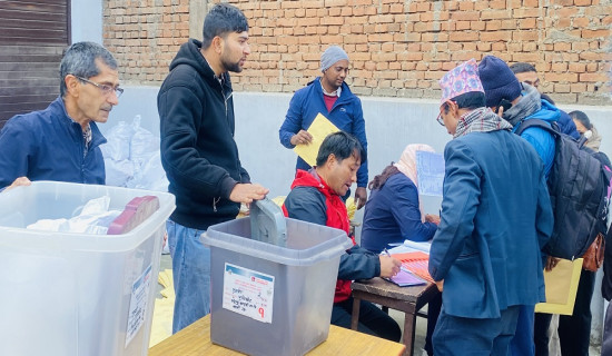 मतदान अधिकृतलाई निर्वाचन सामग्री बुझाइँदै