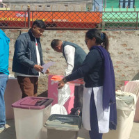 होलीको रङमा रमाए पर्यटक