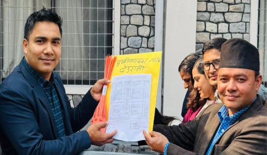 कास्कीमा मतदान अधिकृतलाई निर्वाचन सामग्री बुझाइयाे