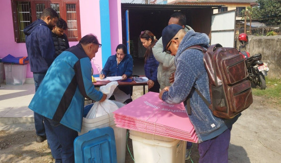 निर्वाचन सामग्री बुझेर मतदान स्थलमा खटिए कर्मचारी