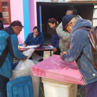 कास्कीमा मतदान अधिकृतलाई निर्वाचन सामग्री बुझाइयाे