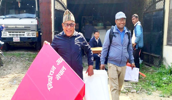 बाँकेका मतदान केन्द्रमा खटिएका कर्मचारीले निर्वाचन सामग्री बुझे