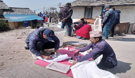 बैतडीका मतदान अधिकृतद्वारा निर्वाचन सामग्री ग्रहण