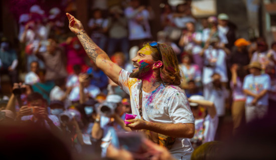 होलीको रङमा रमाए पर्यटक