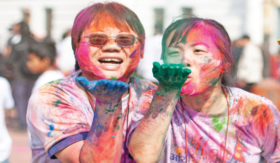 एकजुट भएर मनाइयो होली