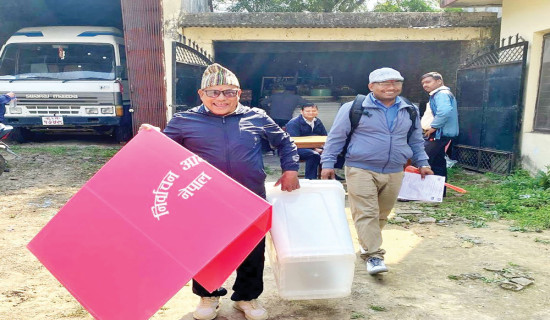 नेपालीसँगै रङ्गिए पर्यटक