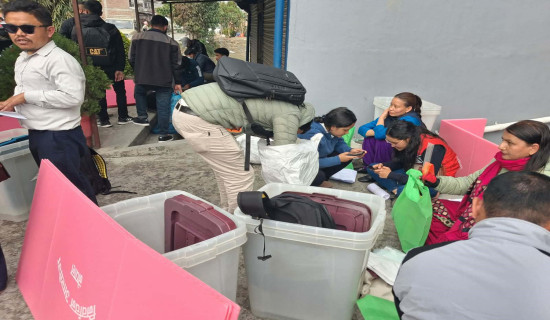 लमजुङका मतदान स्थलमा सामग्रीसहित पुगे कर्मचारी