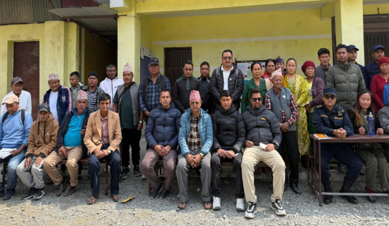 निर्वाचनको तयारीमा जुटे कर्मचारी