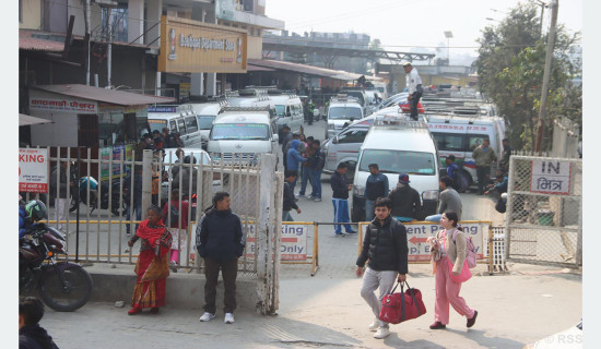 निर्वाचनका लागि उपत्यकाबाट बाहिरिँदै मतदाता