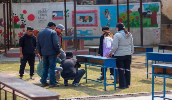 हाइटेन्सन लाइनको पोलमा सात घण्टादेखि युवा, उद्धार प्रयास जारी