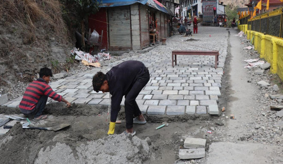 सौन्दर्यकरणका लागि गलेश्वरको सडकमा ‘स्लेट’ ढुङ्गा बिछ्याउन सुरु